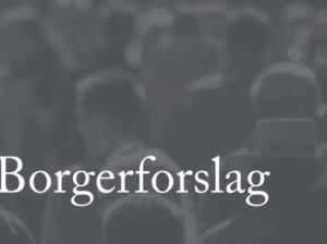 Skilt med tekst Borgerforslag. Lille dreng