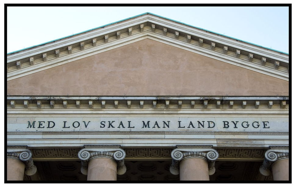 Københavns Byrets facade med tekst:MED LOV SKAL LAND BYGGES