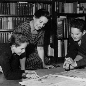 Sorthvidt fotp fra omkring 1960. Mikael til venstre, min mor Marie Elisabeth Hertig i midten og Joakimtil højre.