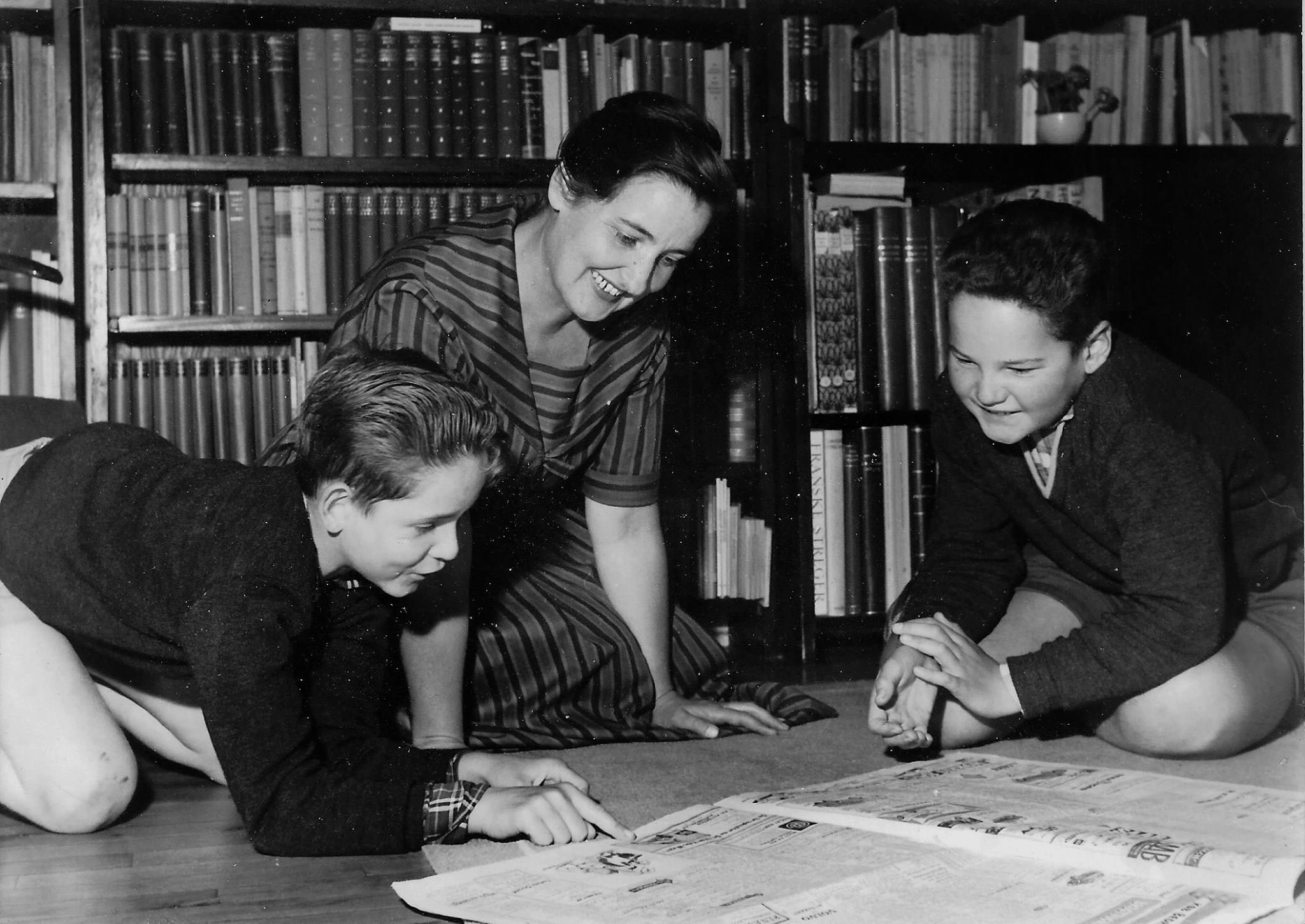 Sorthvidt fotp fra omkring 1960. Mikael til venstre, min mor Marie Elisabeth Hertig i midten og Joakimtil højre.